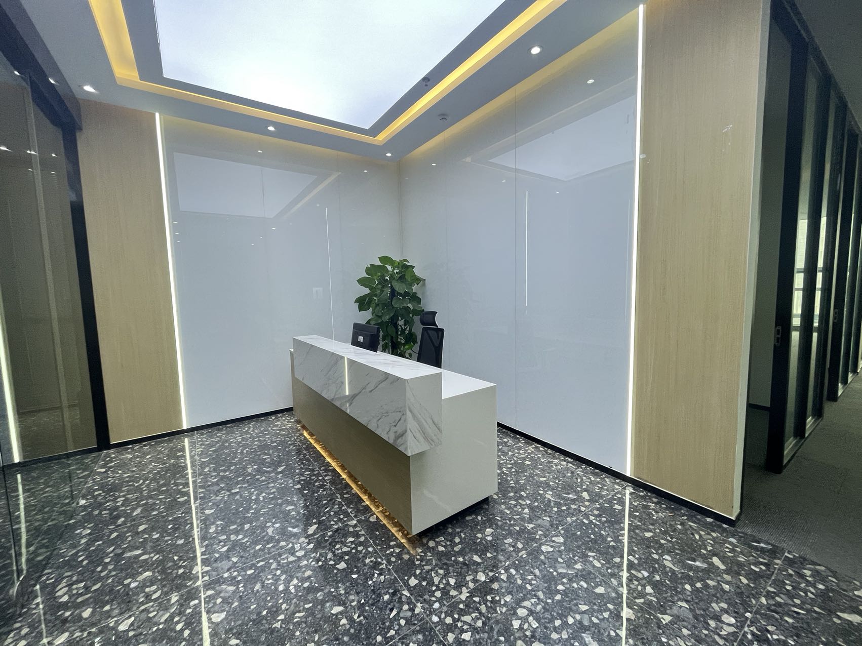 成华区龙潭市呈祥国际大厦精装260平办公室 全新装修带家具 户型方正
