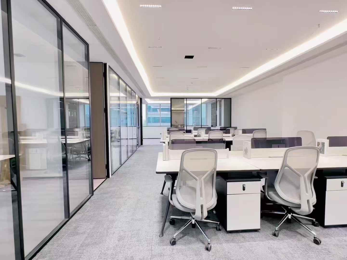 高新孵化园三地铁线交汇 交通位置非常方便 按套出租 6隔间18工位 户型方正  含物业费 奥克斯办公室出租