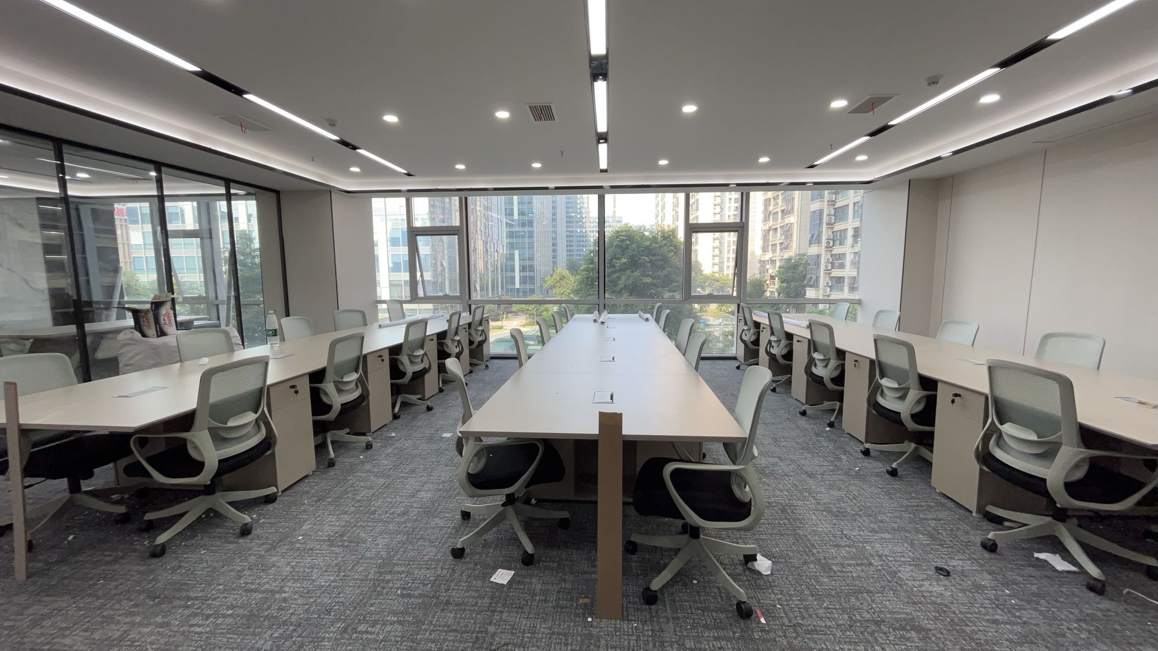 孵化园地铁口+电梯口户型 263平方 3隔间30工位 精装带家具 24小时恒温空调 嘉润国金中心办公室出租