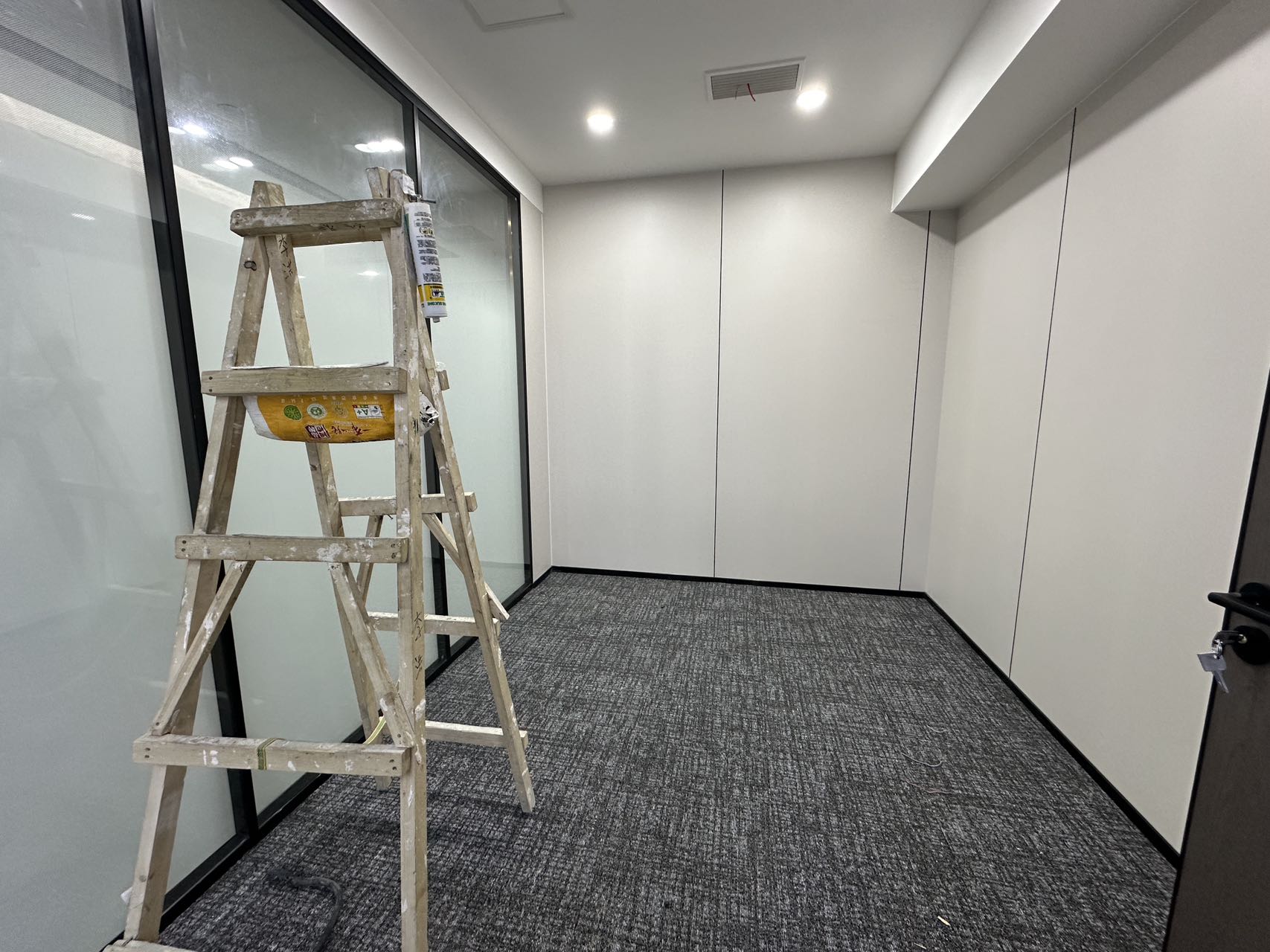 高新区孵化园地铁口 163平 3隔间12工位 24小时空调 物业含空调能耗 大会议室 嘉润国际中心办公室出租