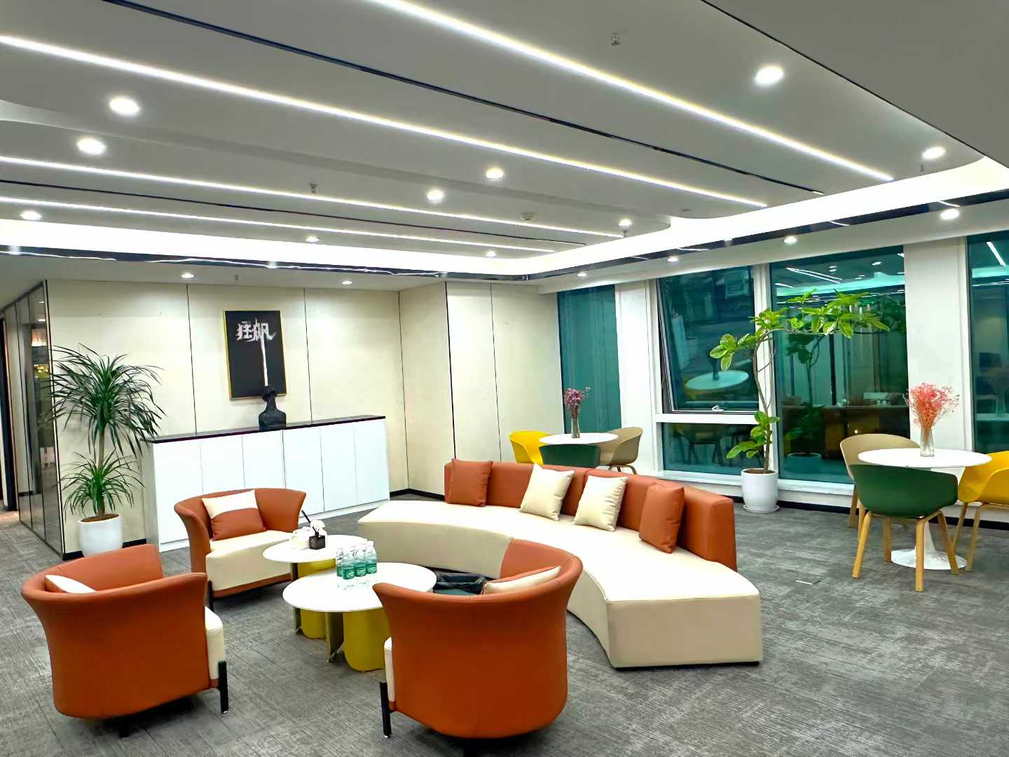 南门紧邻高新 属于锦江区 9号线芯岛地铁几百米 6隔间20工位 三面采光 看江 复地金融岛办公室出租