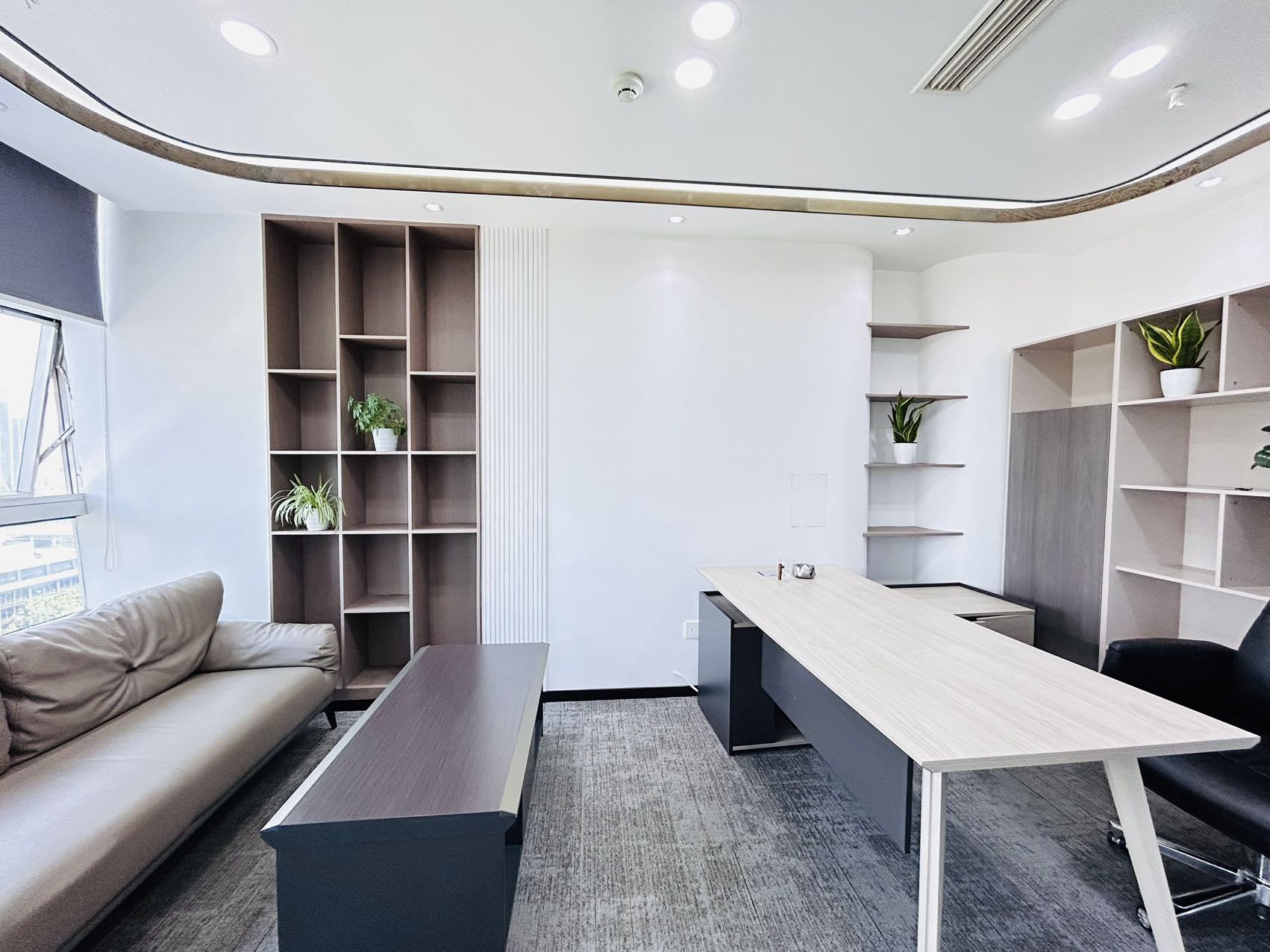 高新区环球中心办公室 按套出租 6隔间18工位 北区朝外 视野开阔 报价含物业费 精装带家具