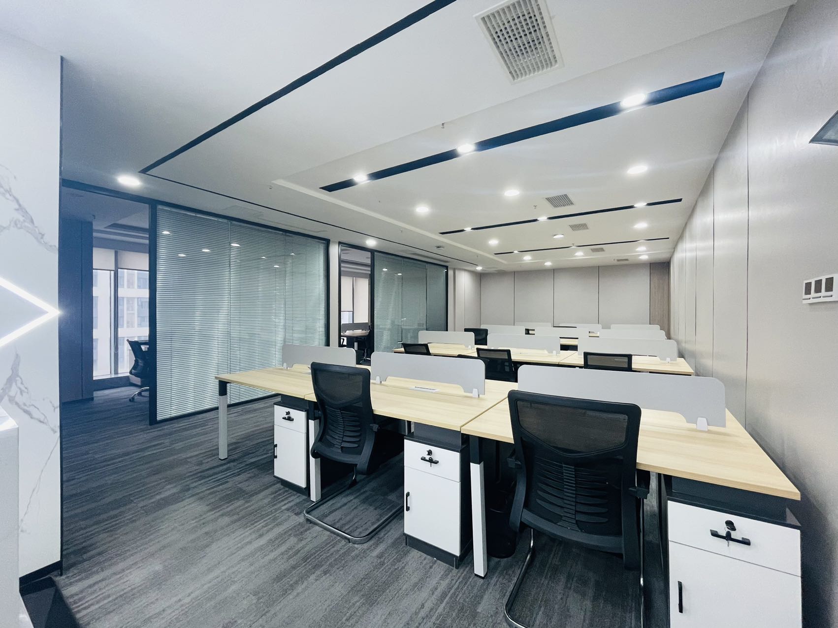 火车东站甲级楼盘 232平方 3隔间24工位 精装带家具 双地铁 交通方便 中环国际办公室出租