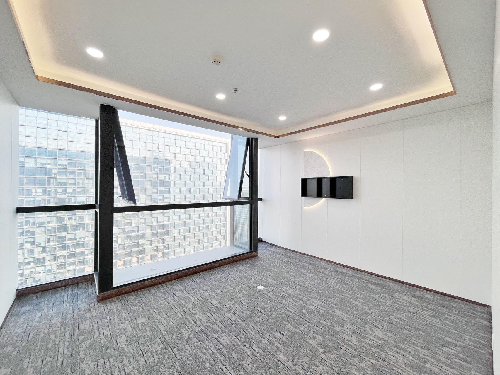 高新地铁附近 电梯口户型高区视野 服务面积312平 6隔间24工位 无加时费 精装带家具 茂业中心办公室出租