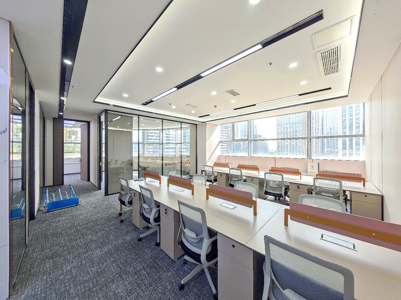 高新区核心CBD位置 孵化园地铁口 196平 4隔间16工位 双面采光 24小时空调含能耗 嘉润国金办公室出租