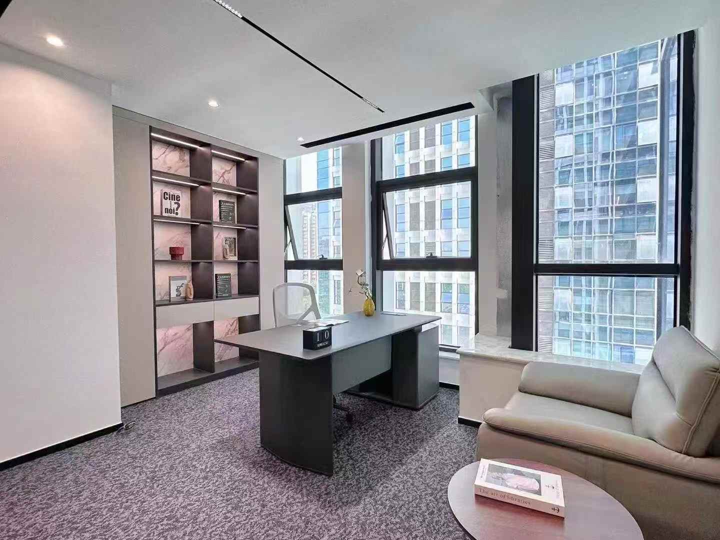 孵化园精选小面积 适合办事处 1隔间6工位 报价含物业费 可谈 精装带家具 中航交流中心办公室出租