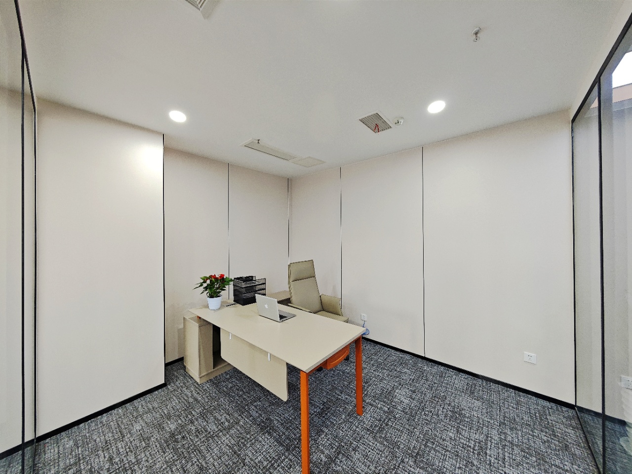 金融城/孵化园地铁口甲级楼盘 263平方 3隔间30工位 电梯口户型 精装 家具可调 嘉润国金中心办公室出租