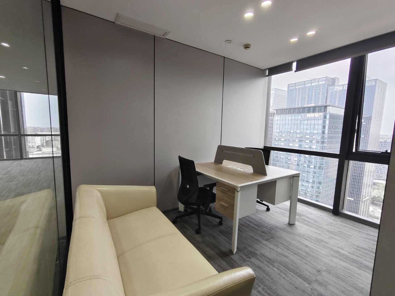 孵化园-三地铁交汇 甲级写字楼 315平方 5隔间30工位 新装修 配套齐全 强力推荐 新中泰国际办公室出租