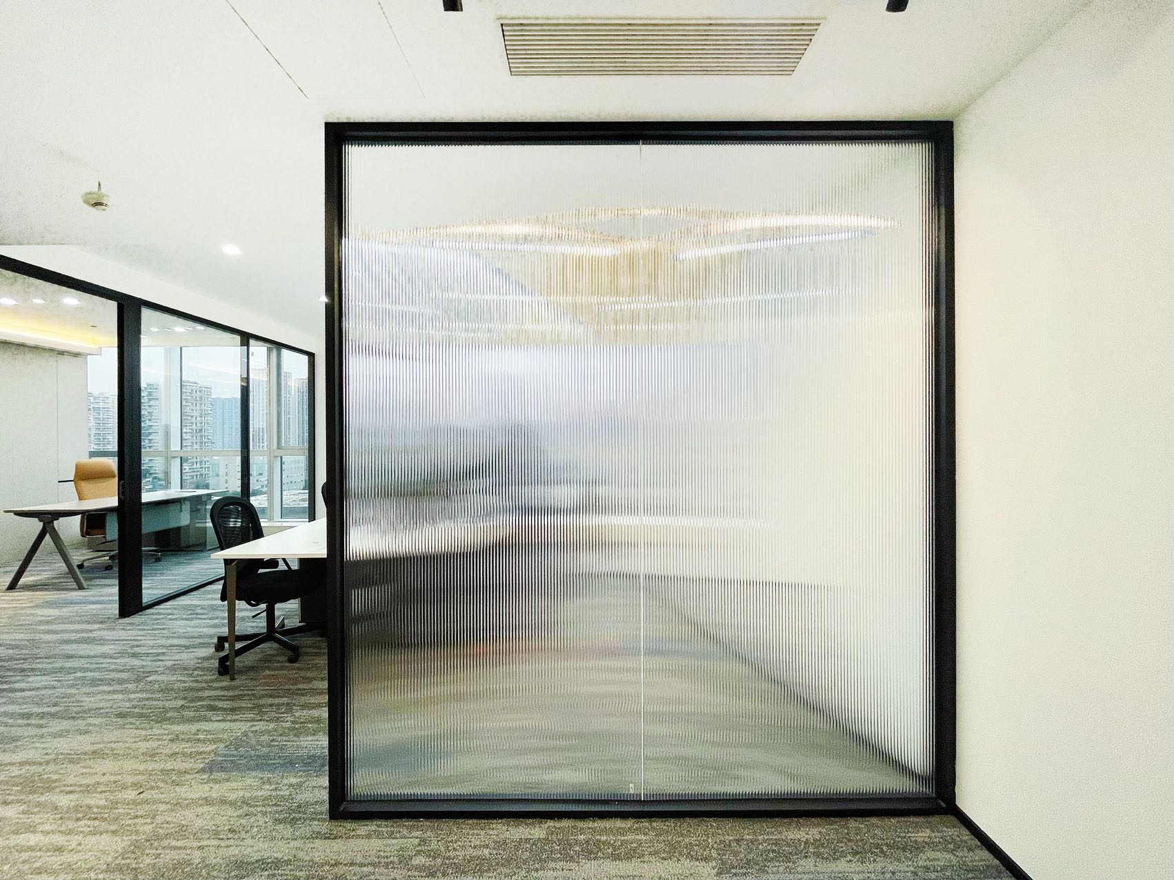 天府三街地铁采光面大 朝天府大道 100平方 2隔间8工位 艺术装修 带家具 视野巴适 希顿国际办公室出租