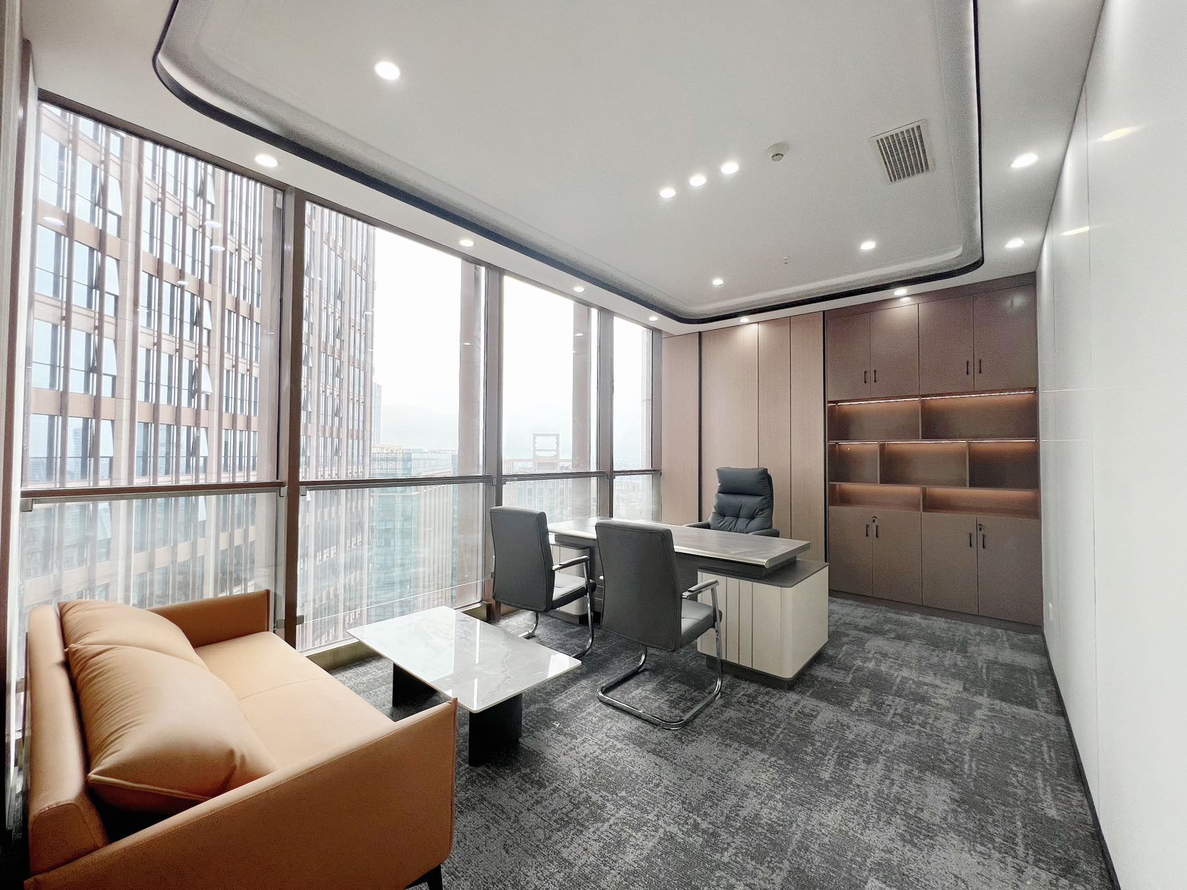 高新区世纪城地铁口精装房源 服务面积200平 4隔间16工位 报价含物费  甲级楼盘 天祥广场办公室出租