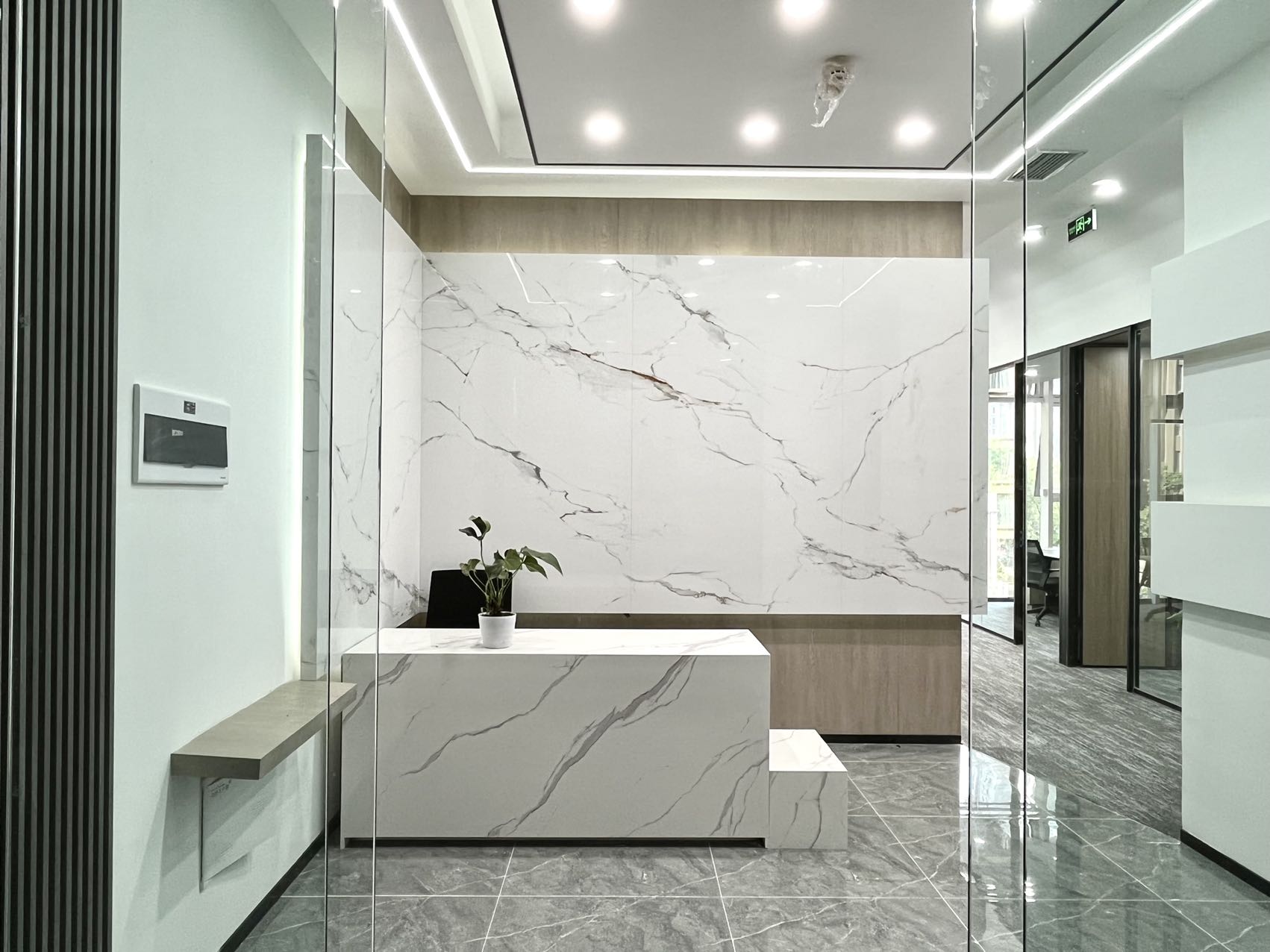 攀成钢精装小面积 按套出租 3隔间12工位 报价含物业费 24小时空调 落地窗 天廊T66办公室出租