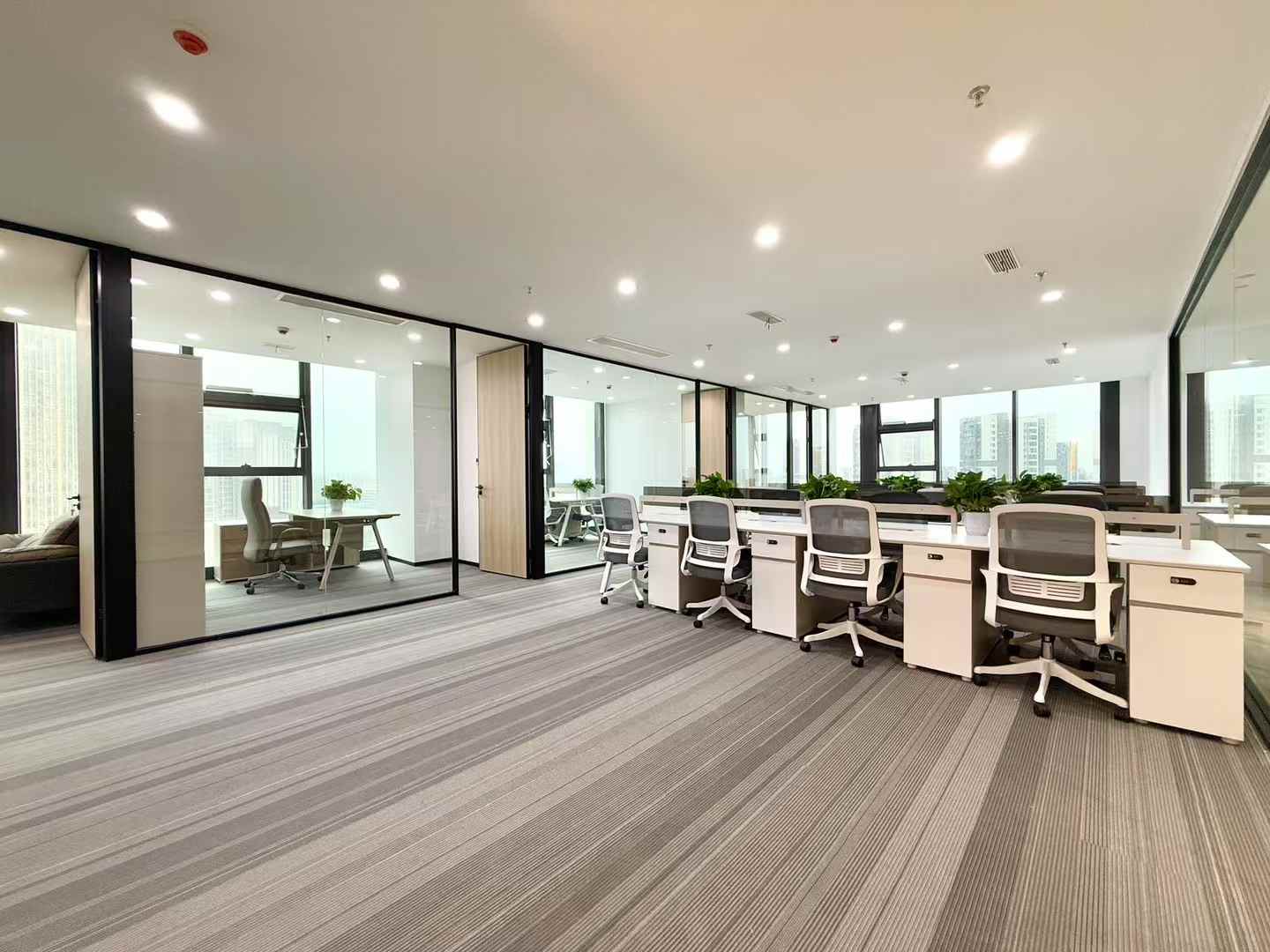 中和6号线张家寺地铁口 302平方 双面采光 5隔间工位 地铁口无加时费 香榭国际办公室出租