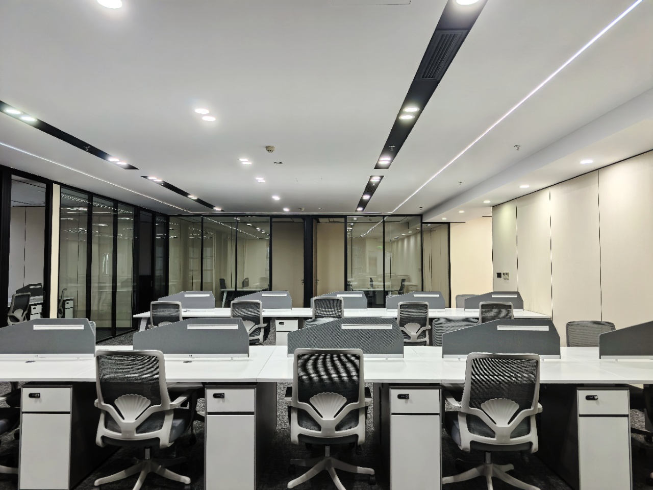 高新区超甲品质楼盘 24小时空调 电梯口户型 307平 5隔间20工位 单价85元/平/月 节能大厦办公室出租