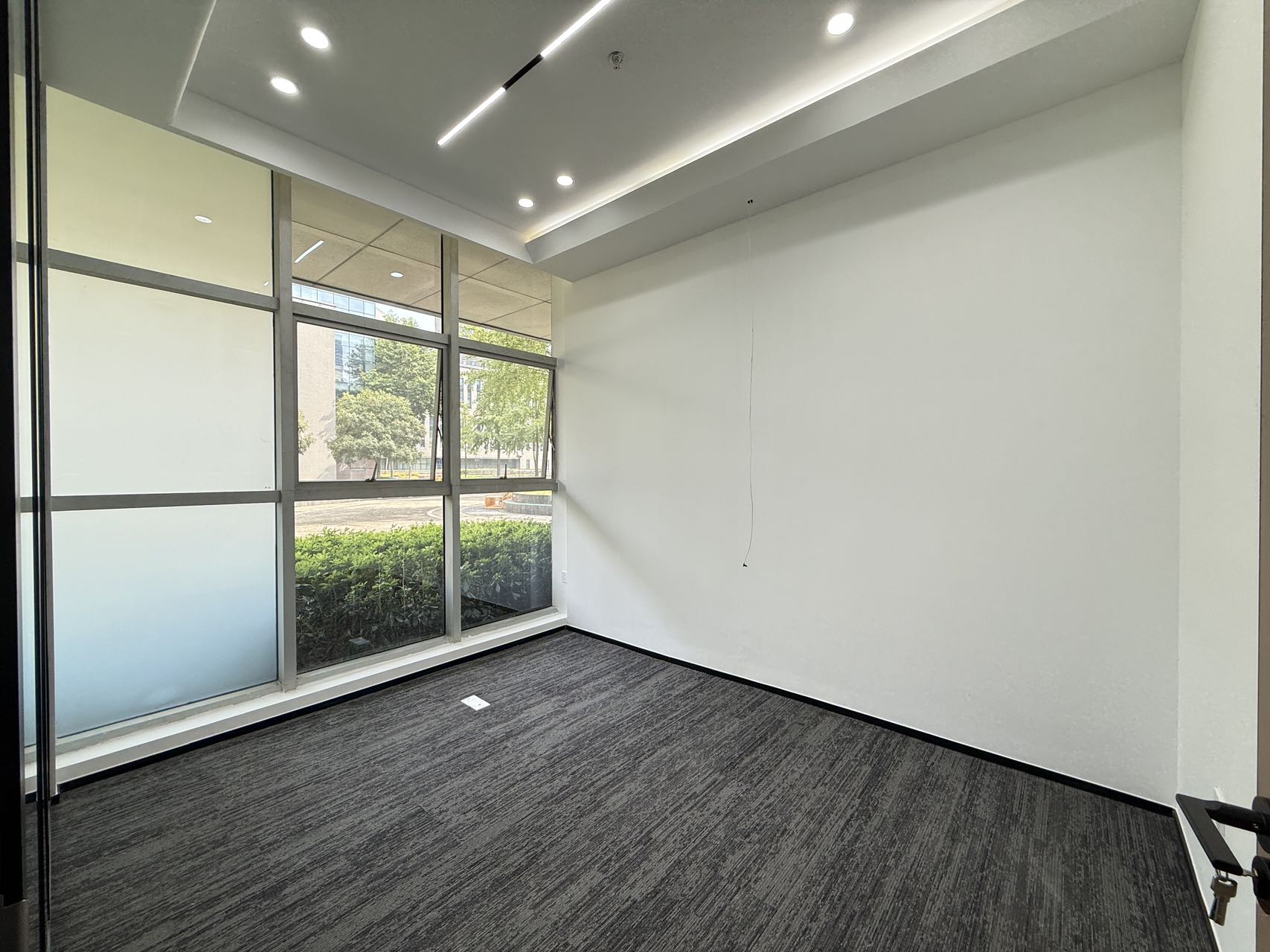 高新区软件园精选创业/办事处优质小户型 1楼不需要等电梯 园区环境巴适 2隔间6工位 先到先得 软件园办公室出租