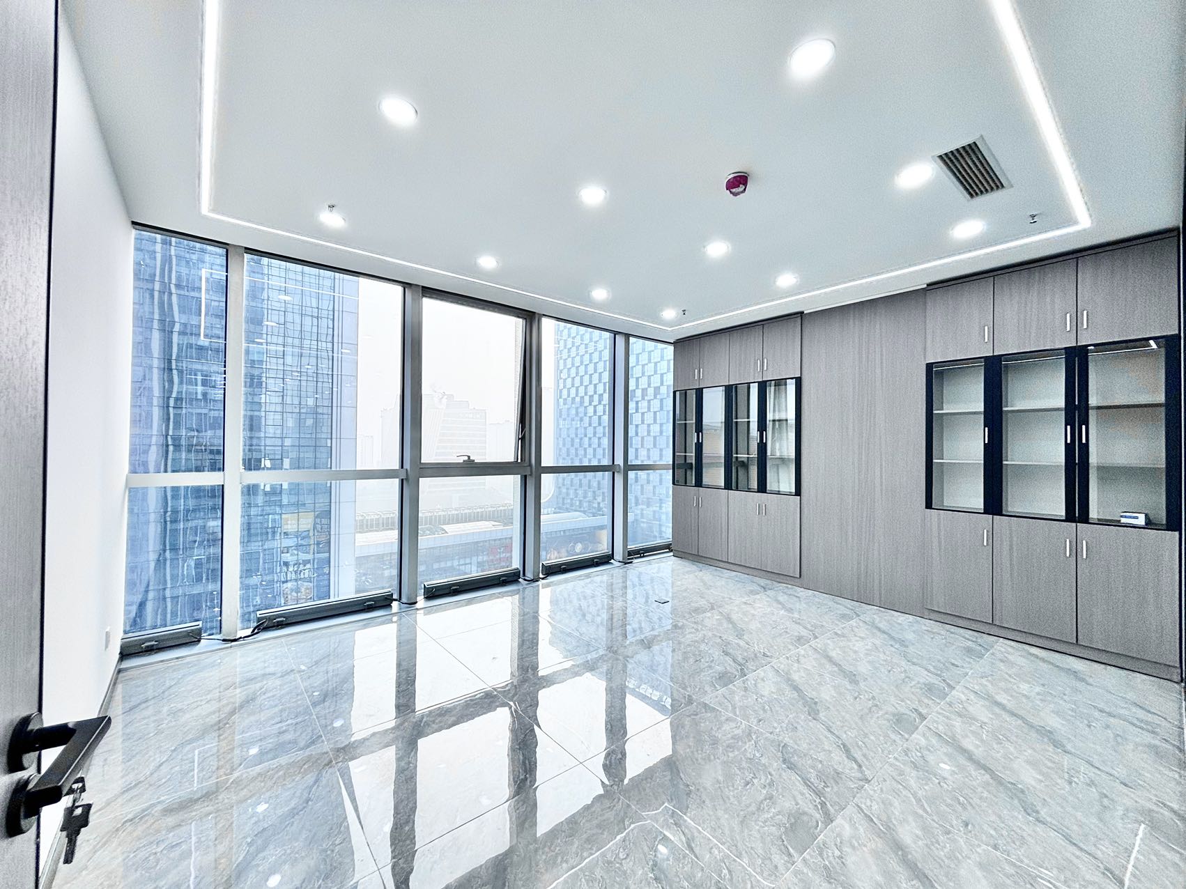 1号线高新地铁四五百米 265平方 4隔间36工位 大落地窗 含物业费 近电梯口 方正 中航城市广场办公室出租