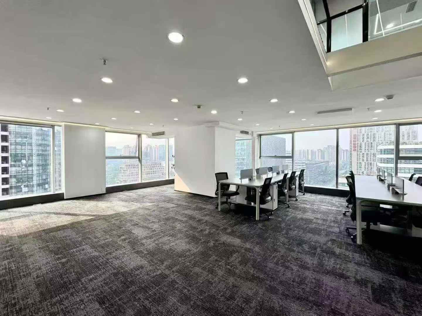 天府三街跃层户型 性价比高 见面195平 实得350平+ 7隔间42工位带接待区 精装带家具 福年广场办公室出租