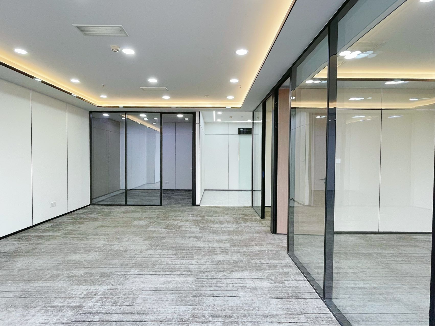 金融城经典小户型 3隔间12工位无加时费 特价12800元含物业费含家具 核心地段 誉峰国际办公室出租