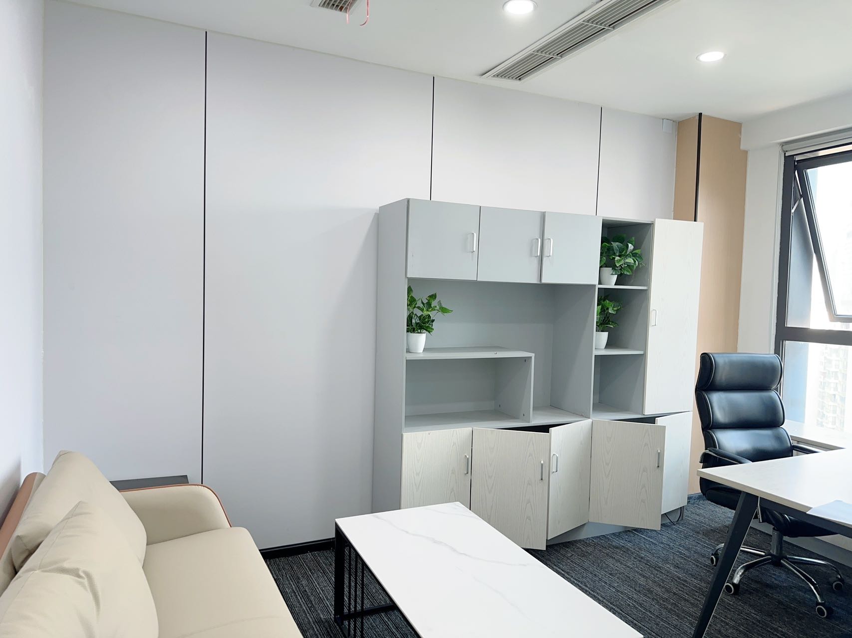 天府一街精装小户型 按套出租 2隔间12工位 7000含物业费 24小时空调 报价含物业费 大气前台 智地哥谭办公室出租