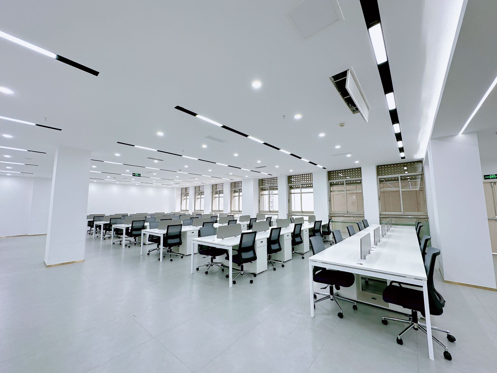 天府三街地铁口软件园B5精装大面积 140-150工位+6个隔间 精装带家具 户型方正 停车收费便宜 软件园办公室出租