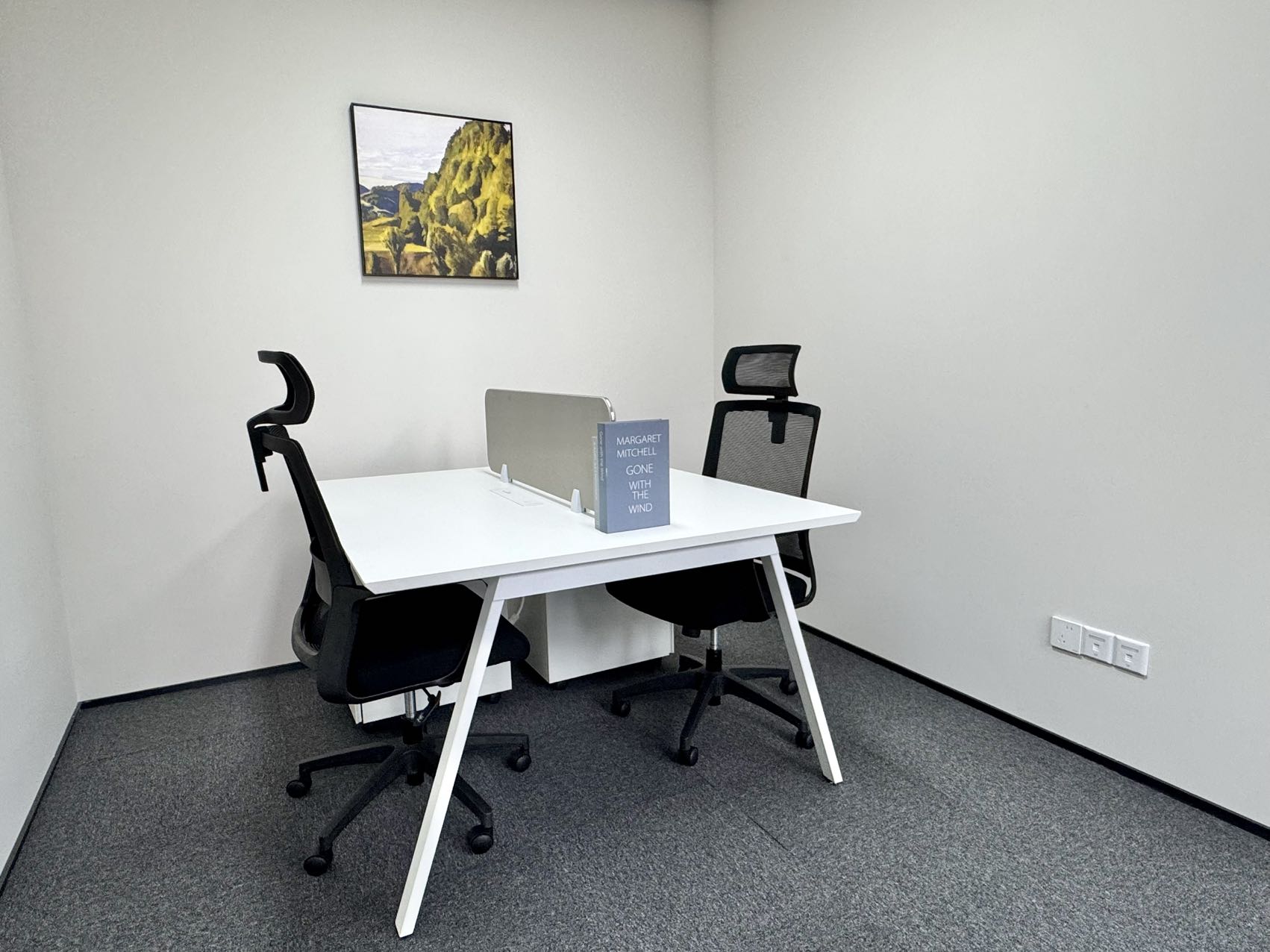 金融城地铁口超甲楼宇 电梯口 248平方 4隔间24工位 精装带家具 业主直租 中国华商金融中心办公室出租