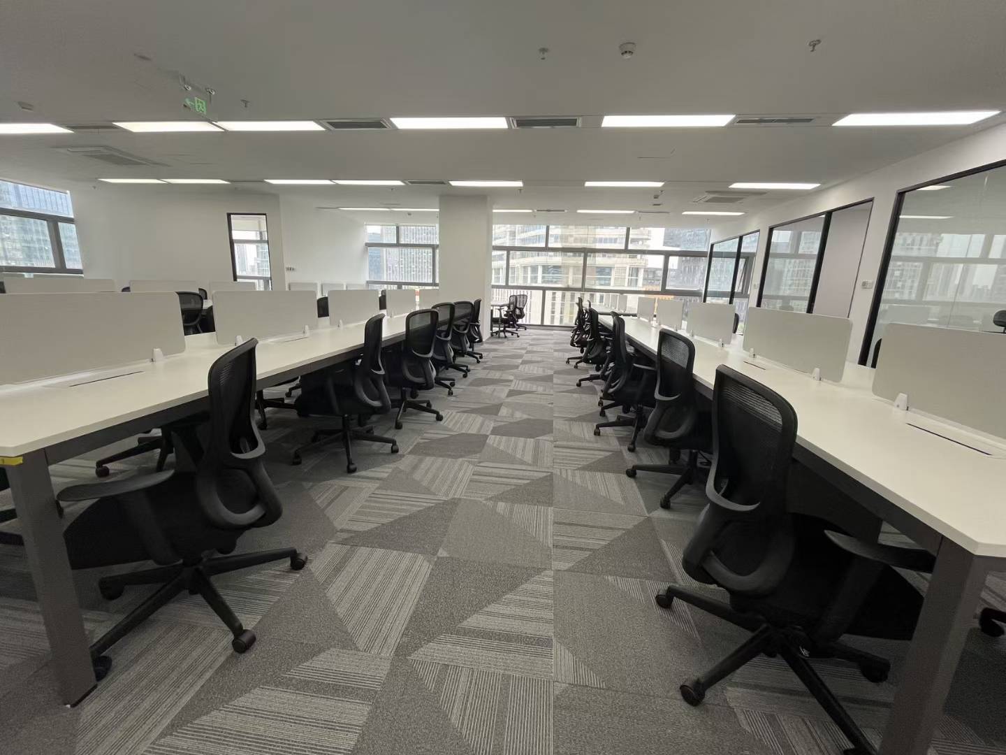 四街阿里巴巴办公楼出租 305平 4隔间45-50工位 24小时空调 大小面积均有 价格可谈