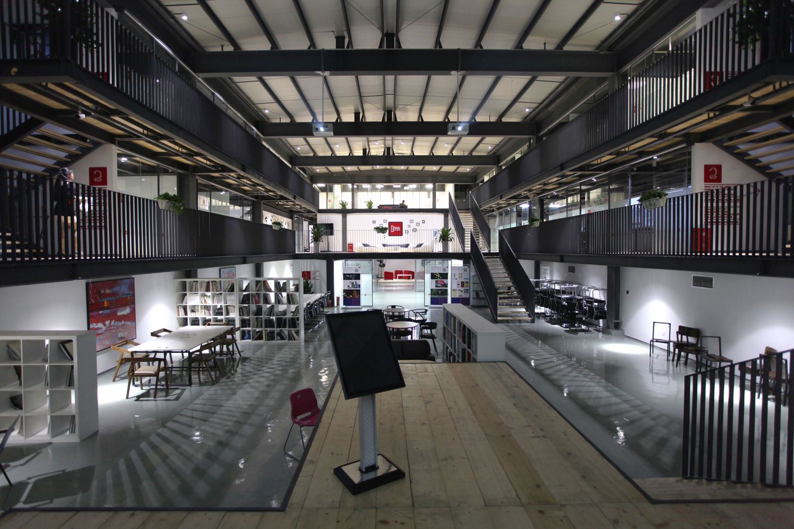 9米挑高丨红星路三十五号文创产业园 1350平米 25隔间+1咖啡室