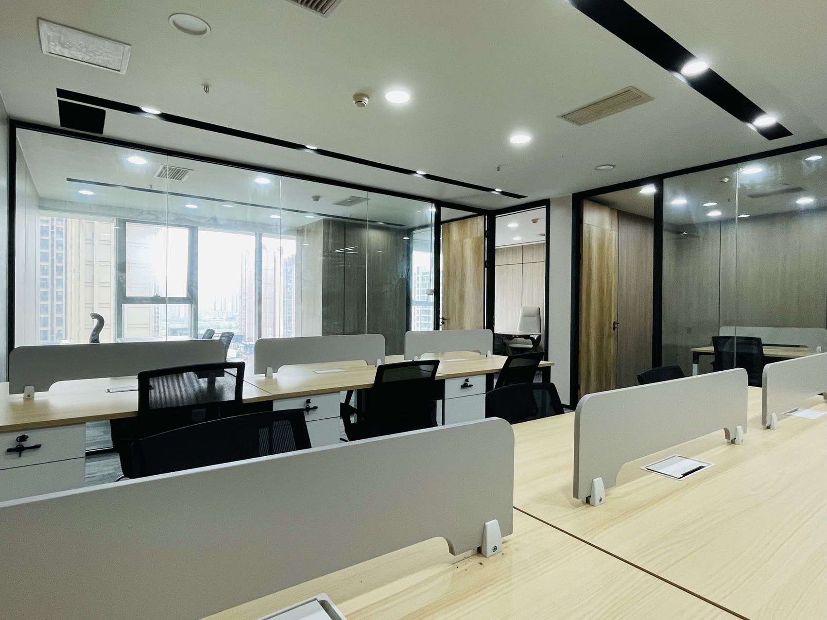 成华区火车东站2/7号线双地铁 140平方 3隔间12工位 户型方正 精装带家具 小户型出租 西希国际办公室出租