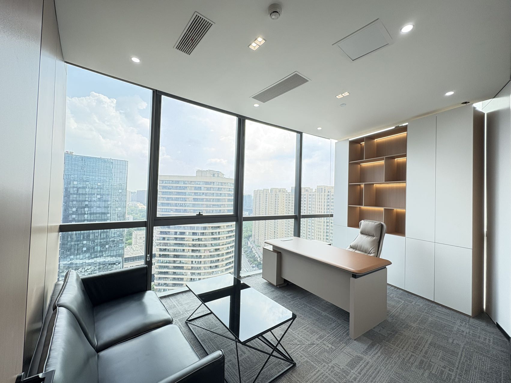 高新区大源版块甲写  8隔间10工位 隔间多 服务面积419平 精装带家具 视野巴适 复城国际办公室出租