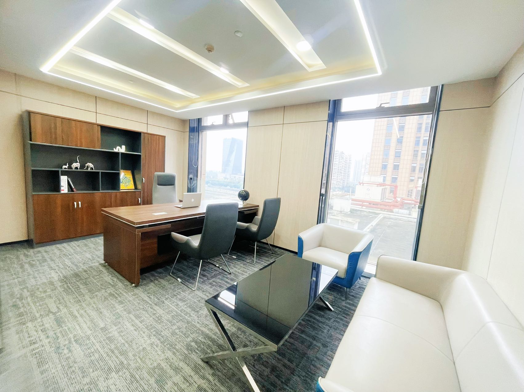 世纪城地铁四五百米 261平方 4隔间24-30工位 大会议室 正对电梯口 首东置业办公室出租