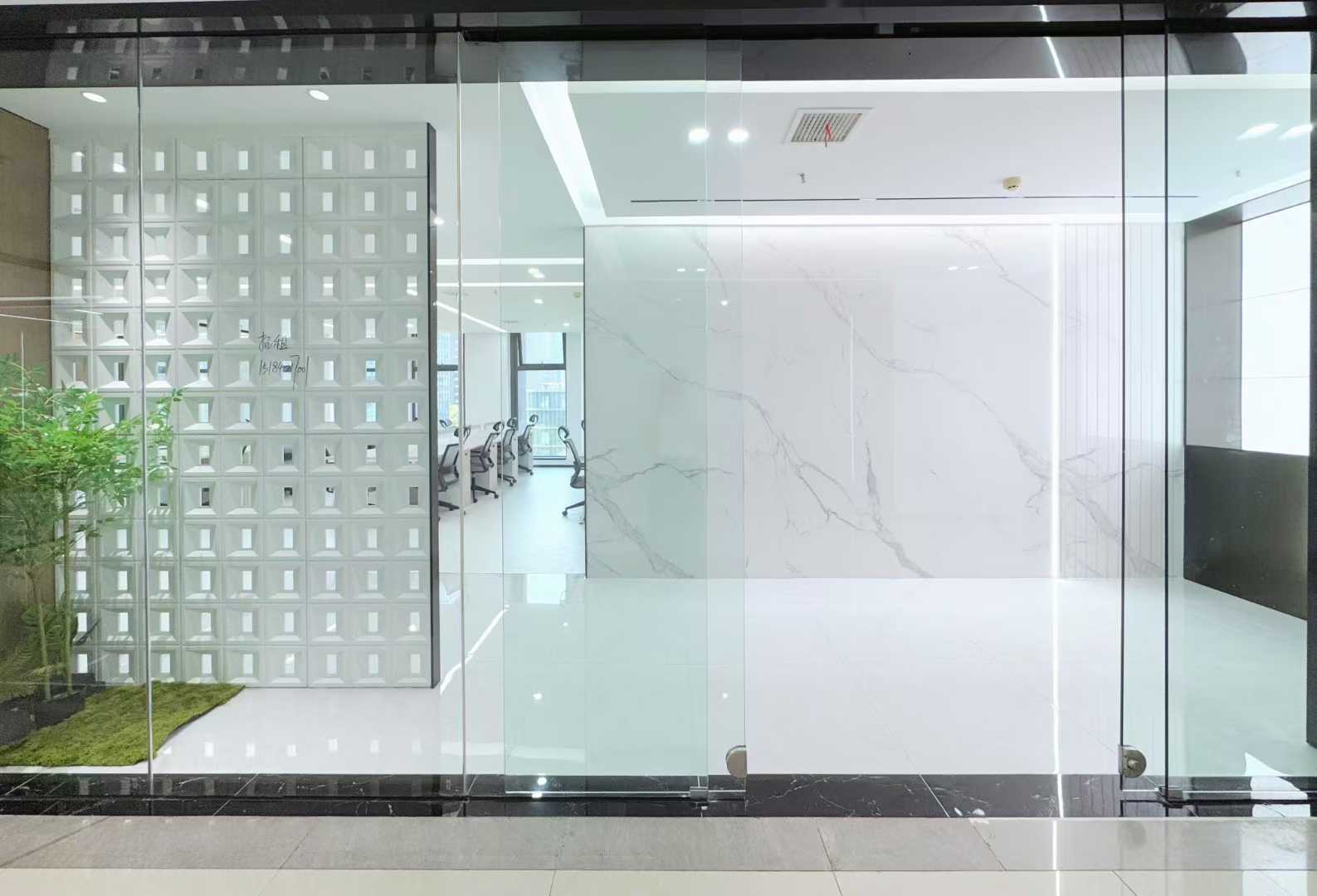 天府三街地铁口 侧对电梯 按套出租含物业费 4隔间30工位 拎包入住 新希望国际办公室出租