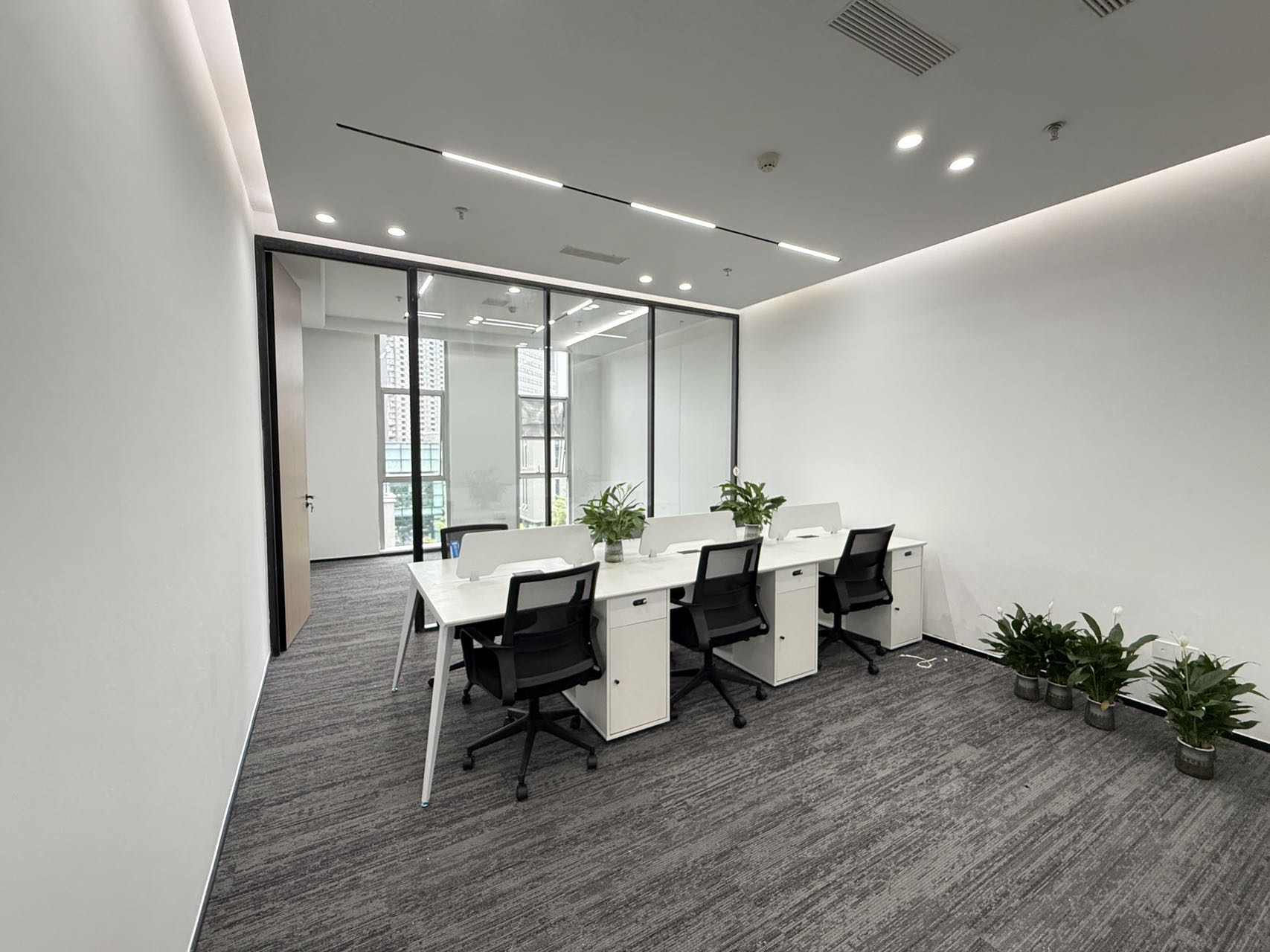 天府五街软件园稀缺小面积 创业办事处首选 按套出租 1隔间9工位 报价5500元含物业费 软件园办公室出租