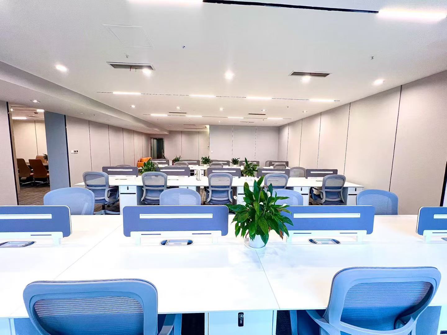 高新区核心cbd甲写楼盘 服务面积367平 4隔间28工位 东南朝向 精装带家具 阳光金融中心办公室出租