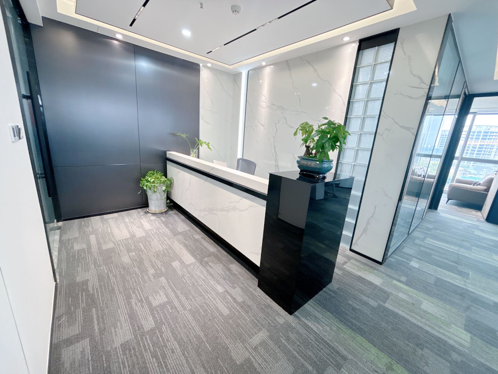 新川版块精装办公室 服务面积246平 4隔间20工位 双面采光 周边生活配套完善 博雅城市广场办公室出租