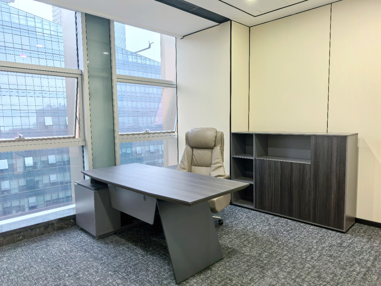 高新区超甲品质楼盘 24小时空调 电梯口户型 307平 5隔间20工位 单价85元/平/月 节能大厦办公室出租