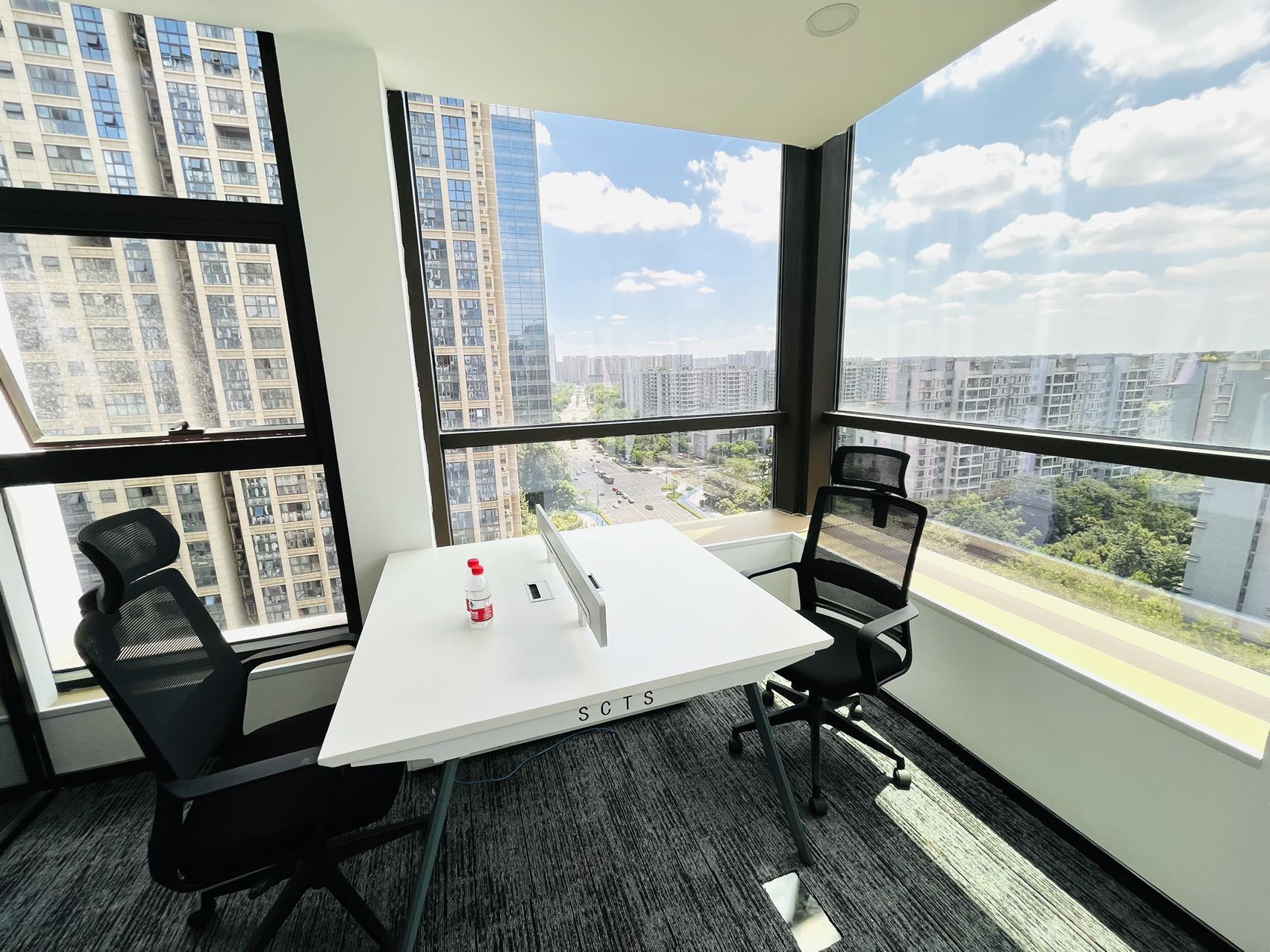 孵化园地铁四百米 380平 6隔间24工位 大老板间会议室 西南双面采光 视野开阔 中航国际交流中心办公室出租