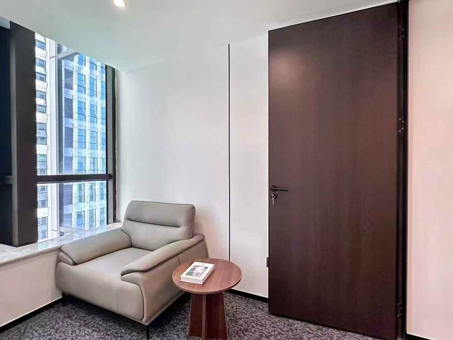 孵化园精选小面积 适合办事处 1隔间6工位 报价含物业费 可谈 精装带家具 中航交流中心办公室出租