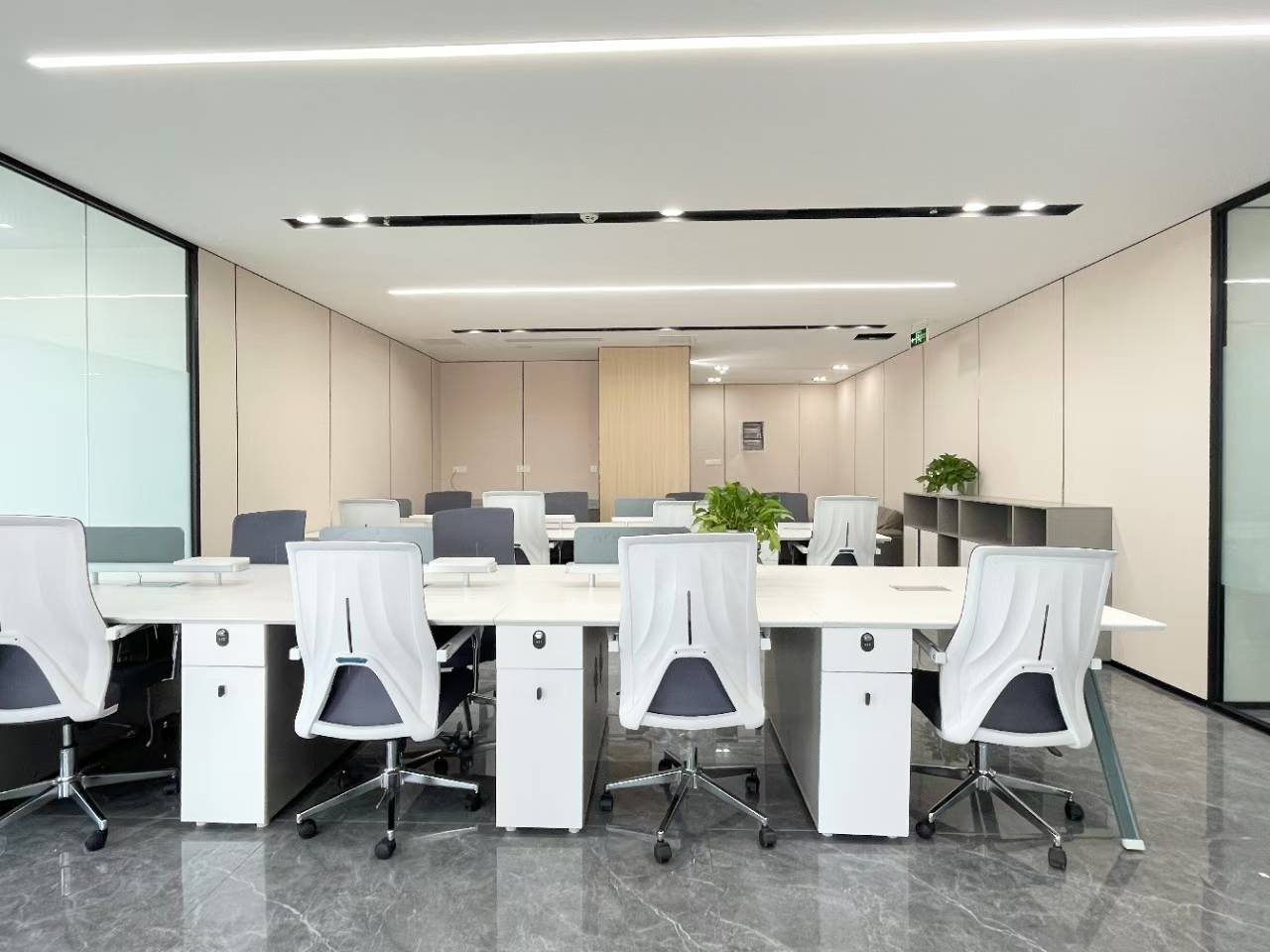 天府新区1号线广福地铁口 服务面积250平 4隔间16工位 精装带家具 全地砖 美凯龙大厦办公室出租