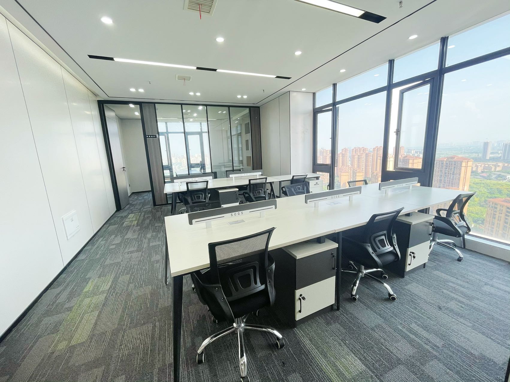 8号线十里店地铁三四百米 套租小面积 3隔间11工位 双面采光 视野巴适 24小时空调 报价含物业费 龙光世纪办公室出租