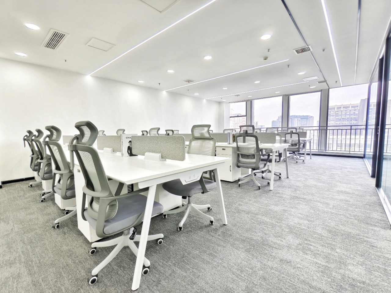 武侯区桐梓林地铁口 超高利用率 290平 6隔间40工位 特价含物业费 精装带家具 新希望大厦办公室出租