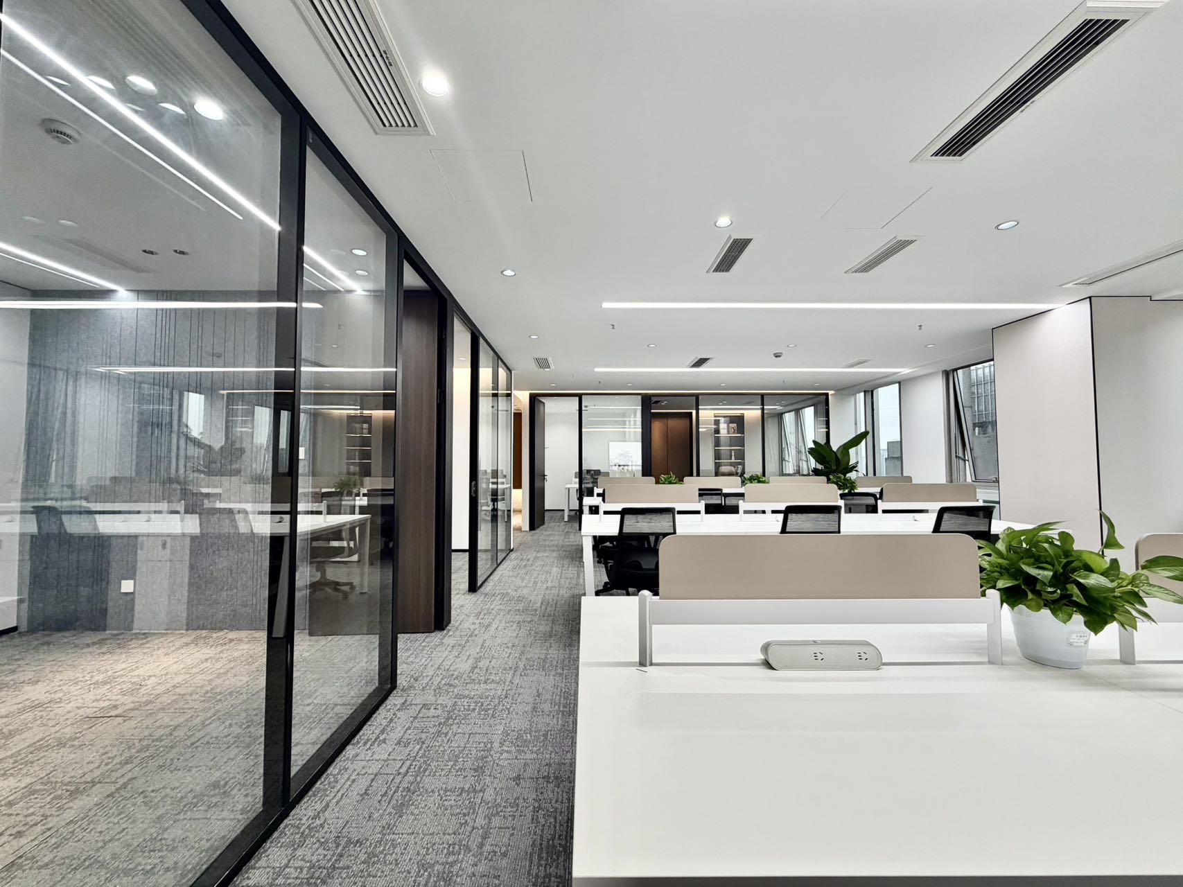 近攀成钢区域 整层打造 双面采光 带共享配套 按套4隔间22工位 含物业费 摩根中心办公室出租