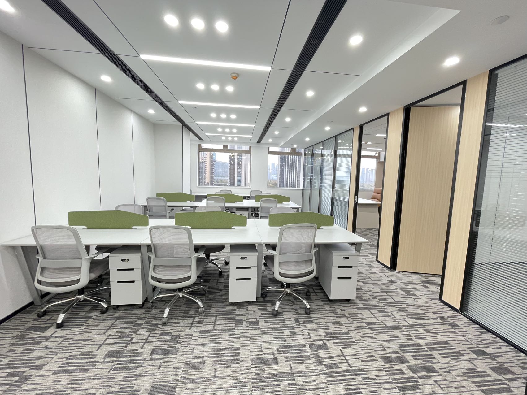 世纪城地铁四五百米 167平方 3隔间14工位 带10人会议室 精装带家具 首东置业办公室出租