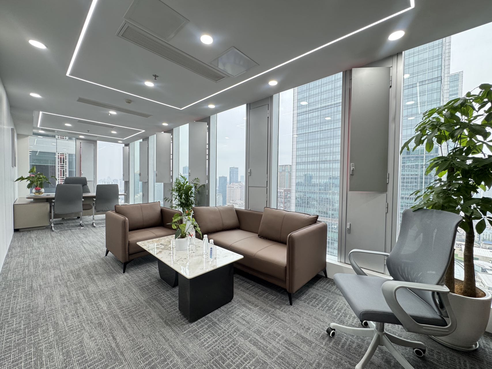 春熙路甲写精装正对电梯口 282平 4隔间28工位 工区24小时空调 大老板间 带共享会议室茶室 银石广场办公室出租