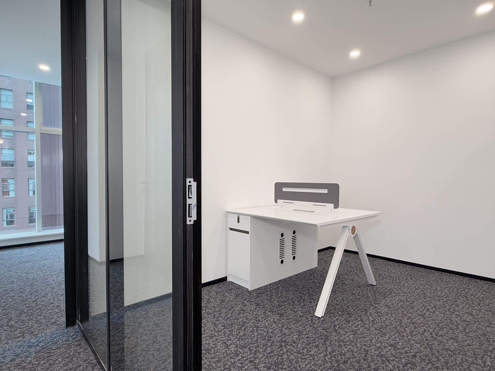 天府三街甲写精装电梯口好房 4隔间20工位 西南双面采光  视野和采光都非常巴适 香年广场办公室出租