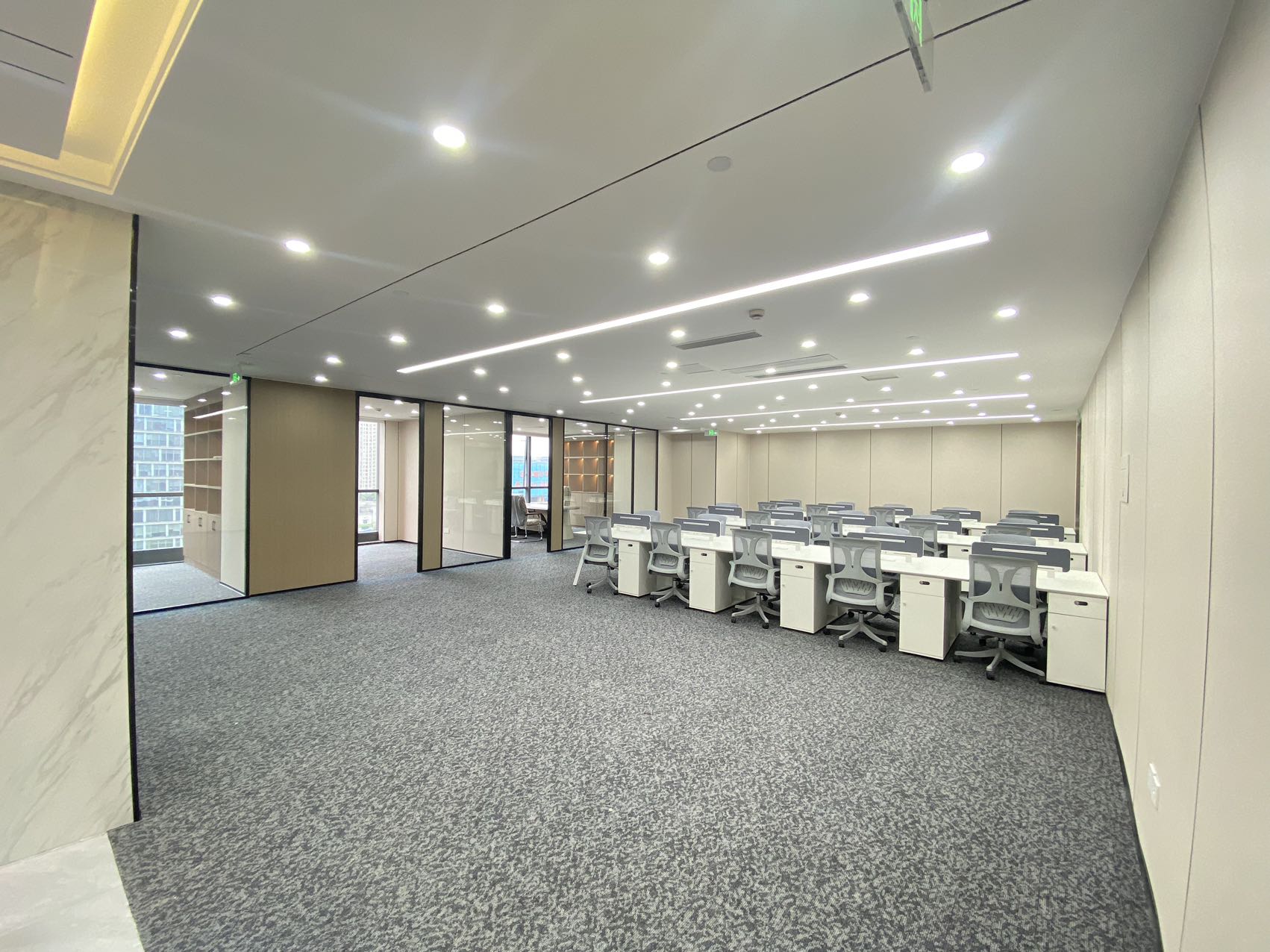 金融城甲级电梯口大户型 全新装修 538平方 8隔间45工位+1仓库 精装带家具 大气前台 东方希望中心办公室出租