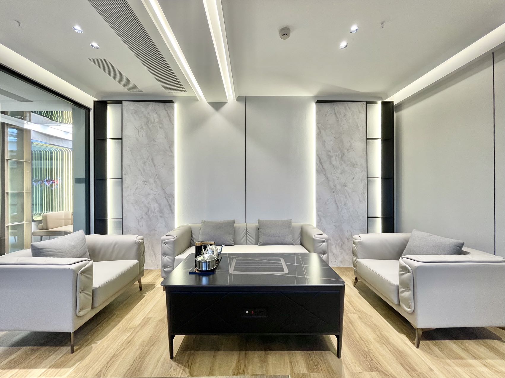 市中心锦江宾馆按套出租 7隔间32工位带休息接待区 正对电梯口 装修风格新颖 上普财富中心办公室出租