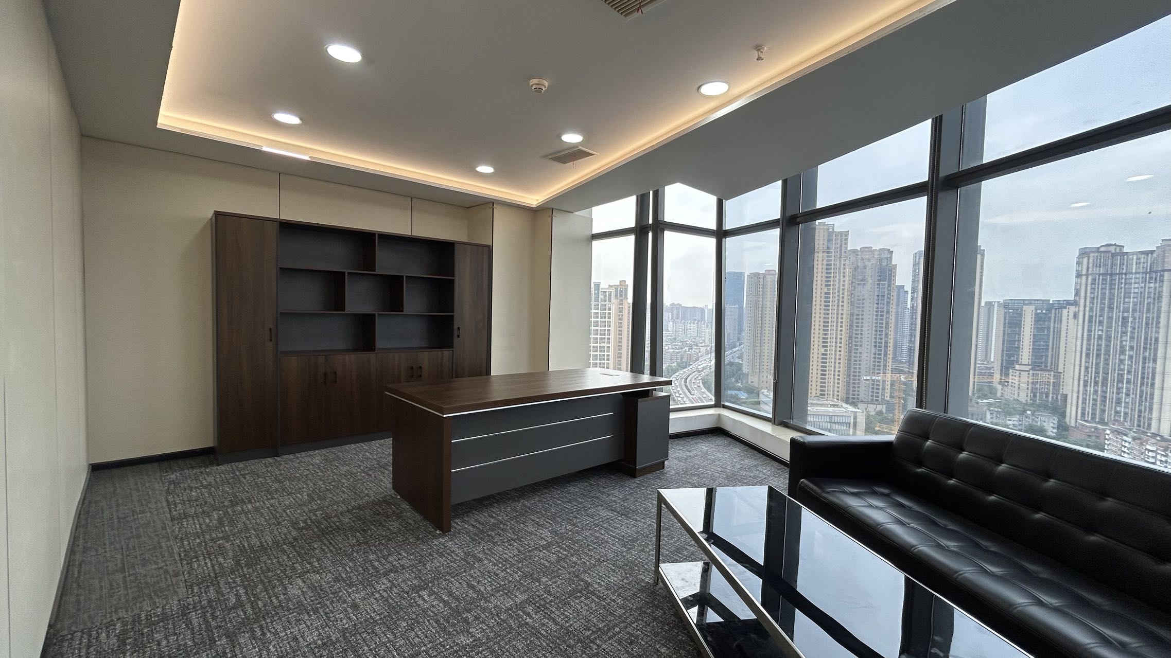 8号线杉板桥地铁紧邻东郊记忆 125平创业小面积 1隔间24工位 视野非常巴适 采光通透 报价58元 价格可谈 多弗国际办公室出租