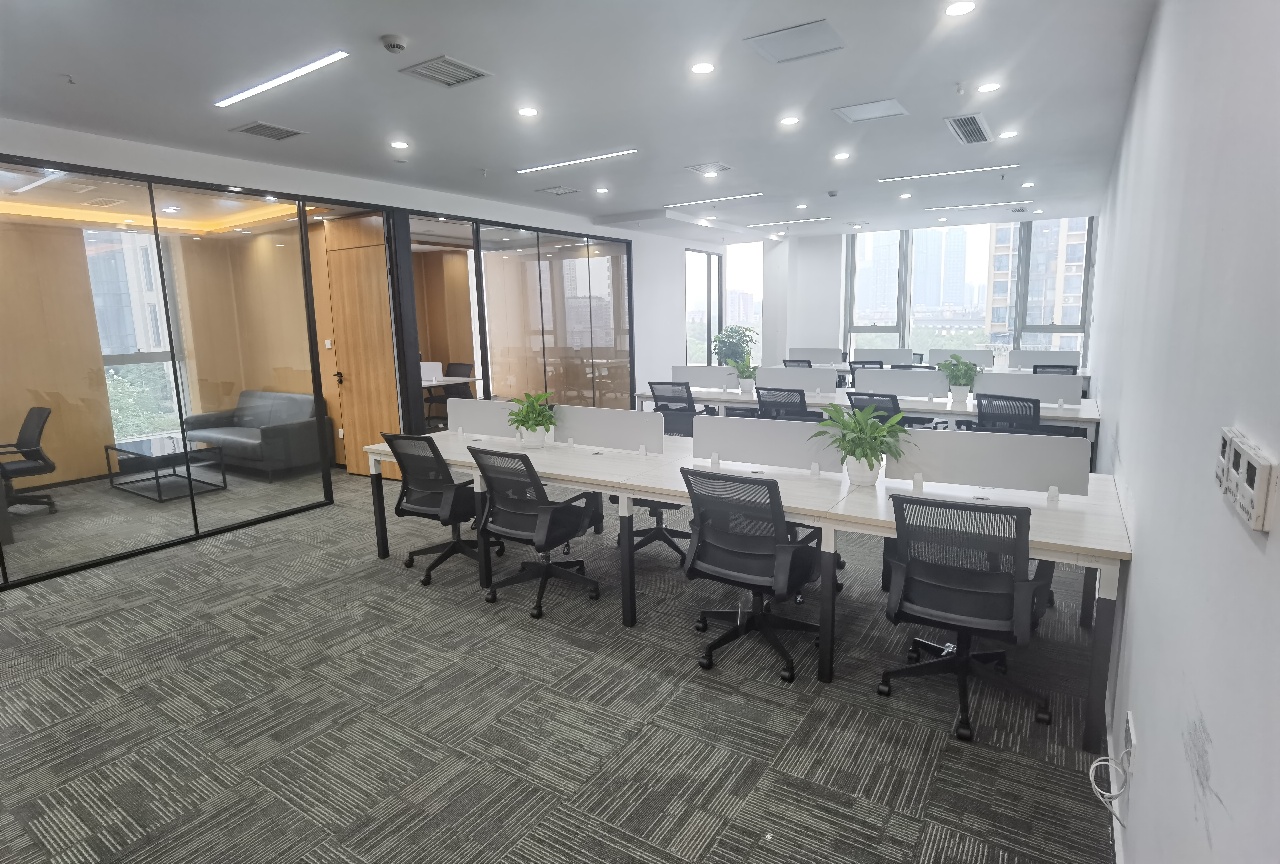 成华区东二环协信中心精装206平办公室 户型方正 精装带家具 采光很好