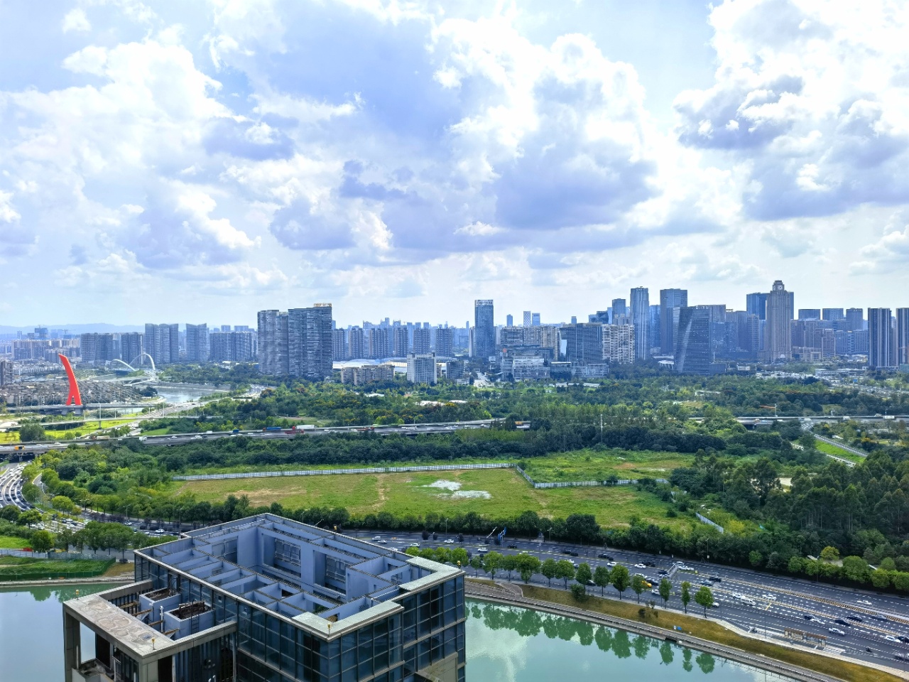 南门-锦江三面环江楼盘 271平方 5隔间24工位 视野看江 景色优美 东南双面采光 复地金融岛办公室出租