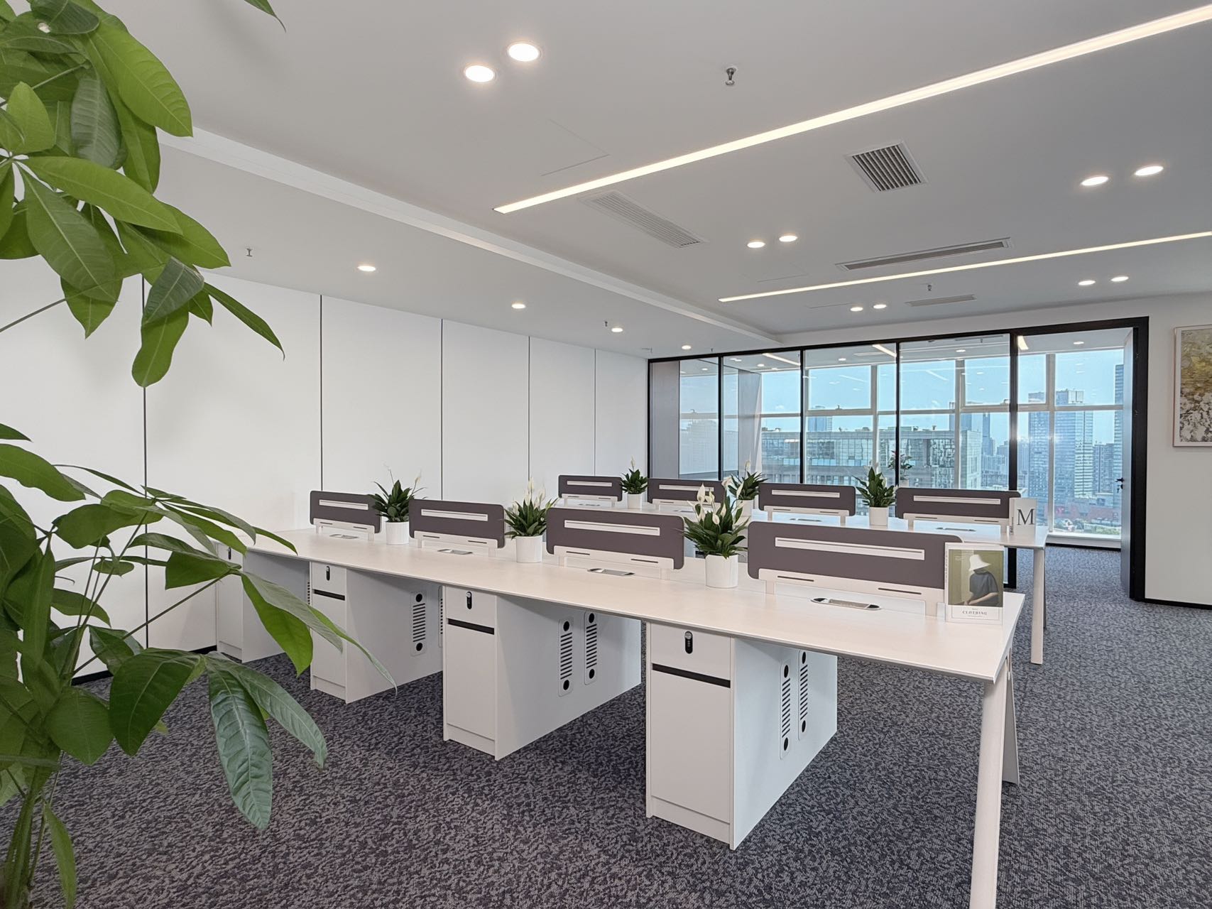 天府三街甲写精装电梯口好房 4隔间20工位 西南双面采光  视野和采光都非常巴适 香年广场办公室出租