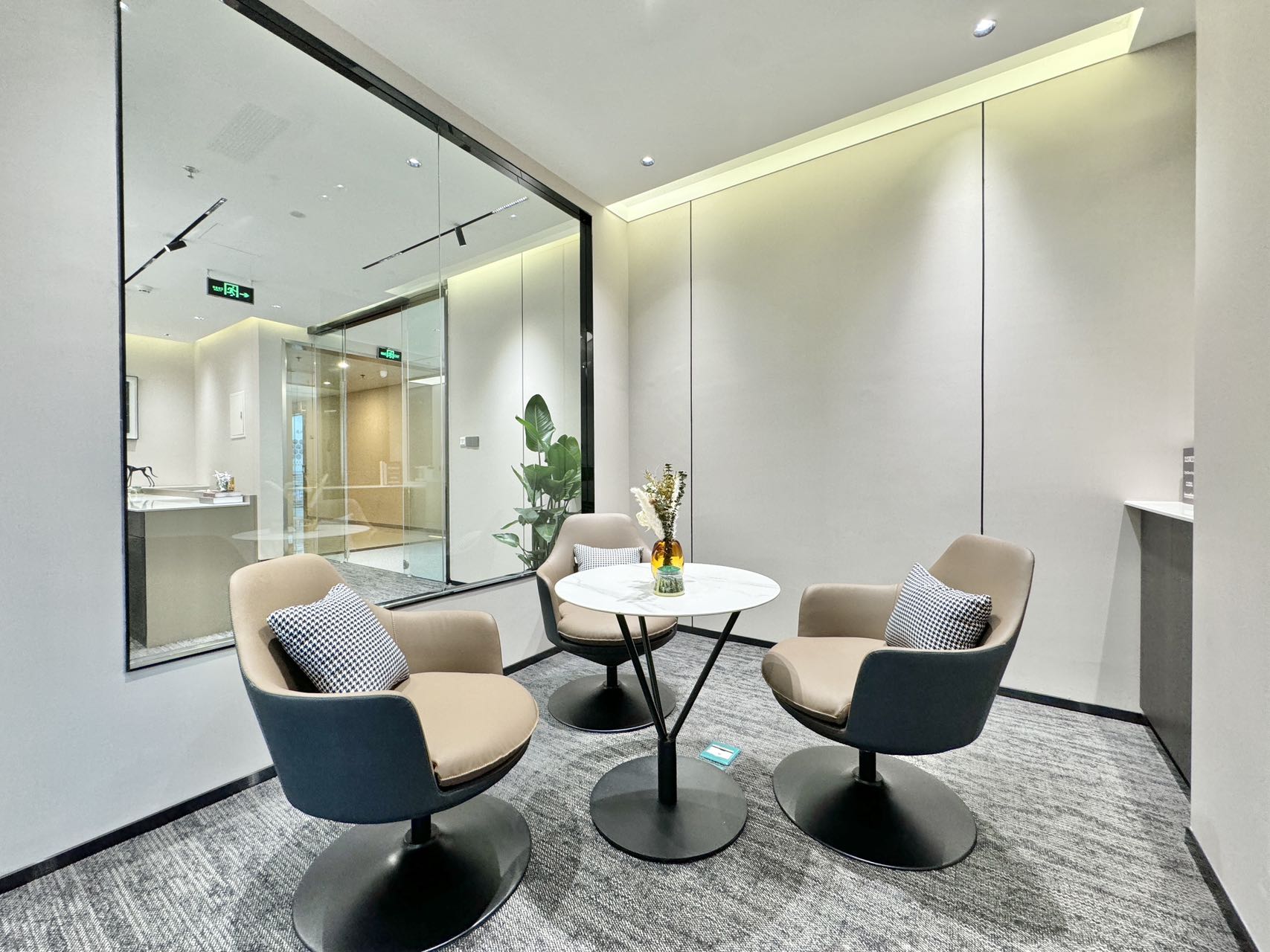 市中心东门大桥地铁口 套租 5隔间24工位 电梯口旁边 装修新颖 采光视野好 时代1/8号办公室出租